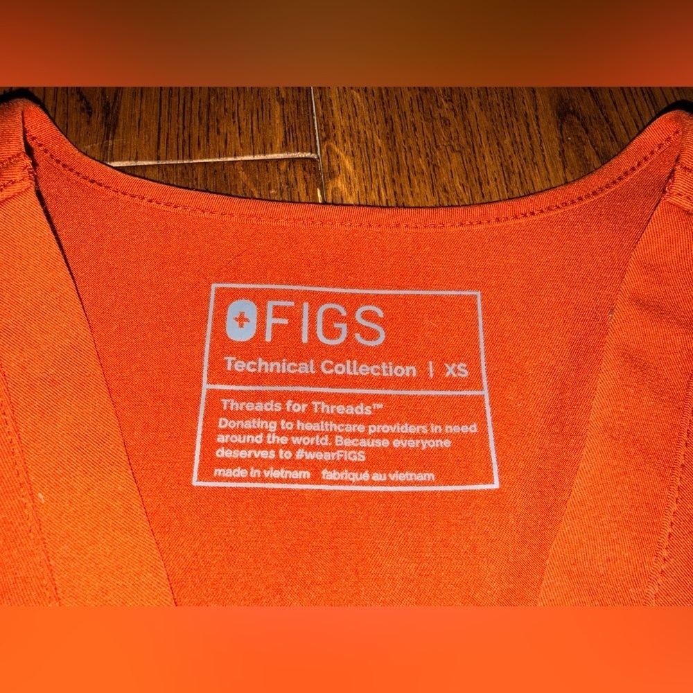 FIGS Women's Casma 3-Pocket Scrub Top in Canyons. Size: XS - Picture 7 of 10
